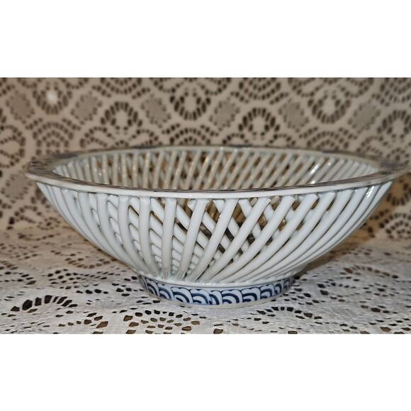 Vintage Japanese Blue & White Reticulated Bowl - 9" Diameter - Hamasi Ware - Picture 2 of 3